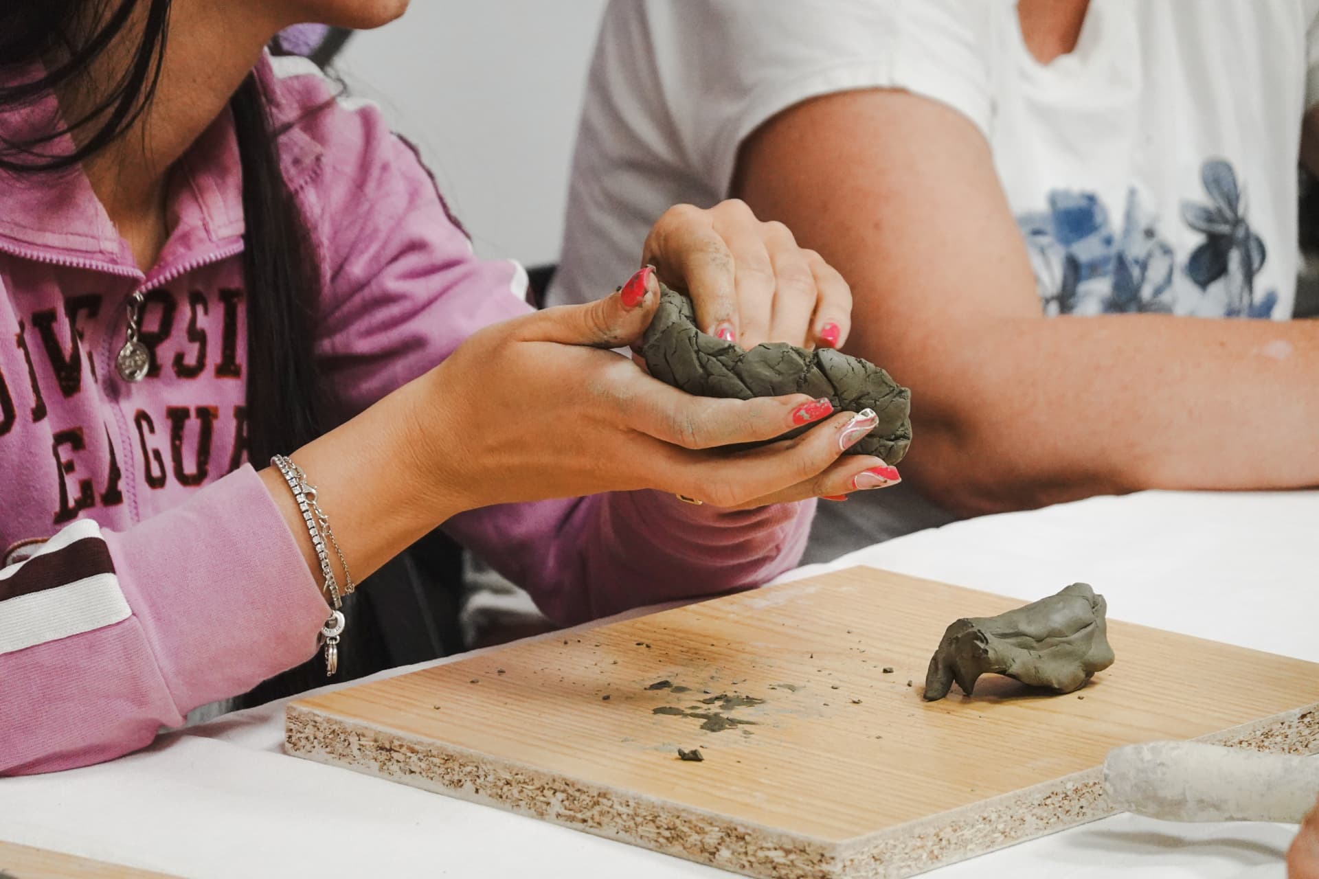 Lavorazione dell’argilla durante un percorso di arteterapia